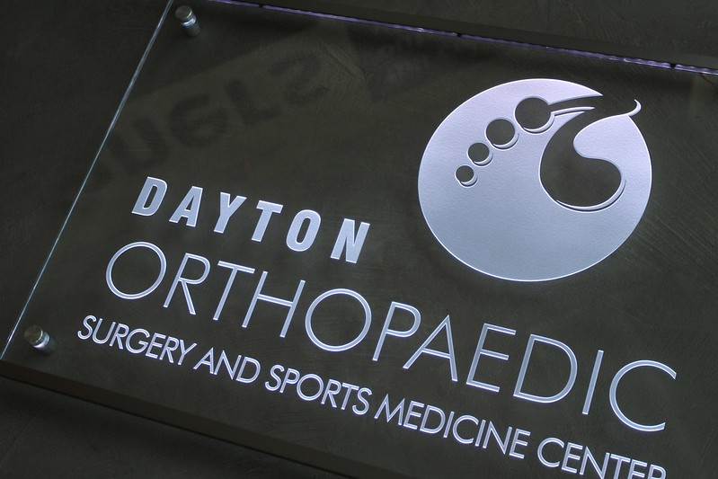 Edgelit glass panel sign
