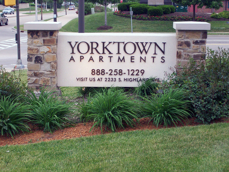 Monument sign with dimensional letters