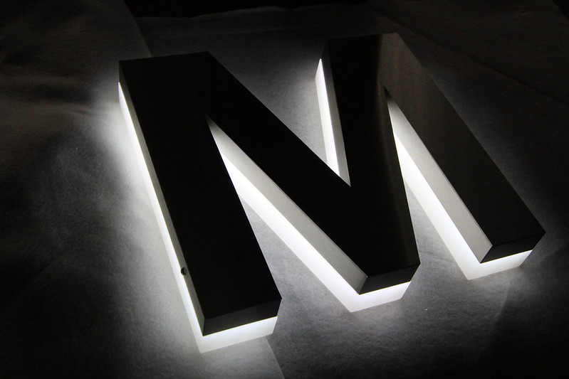 Edge lit halo sign letter