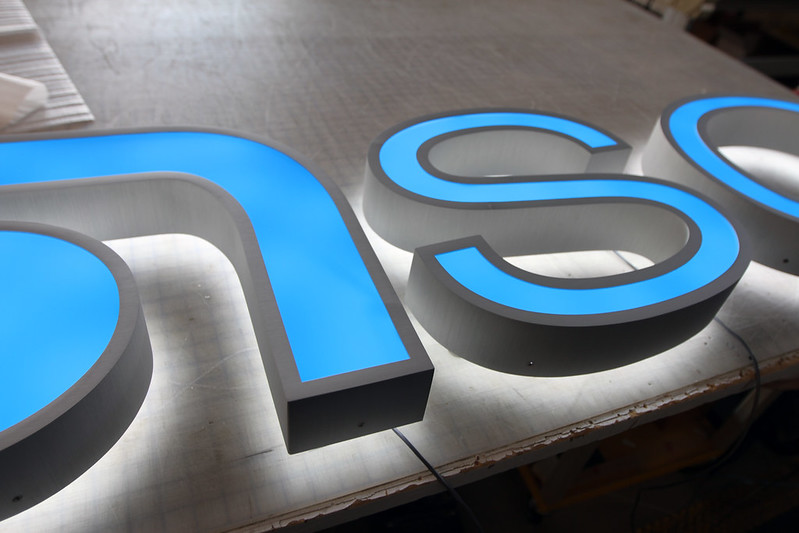 Face-lit and halo-lit sign