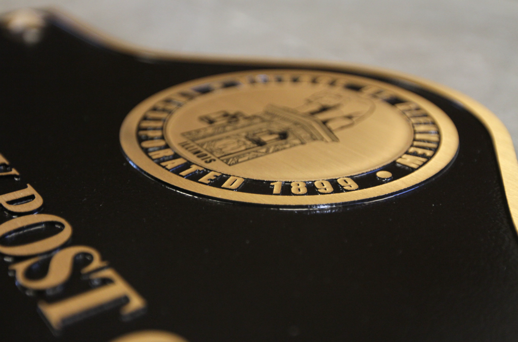 A raised bronze crest for the state of Illinois.